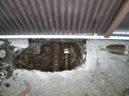 水道管の水漏れでコンクリート地中にある配管工事
