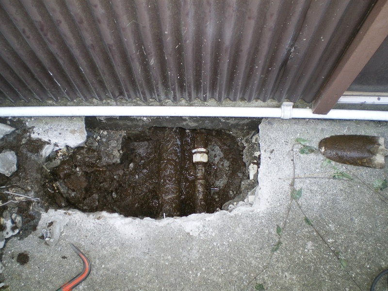 水道管の水漏れでコンクリート地中にある配管