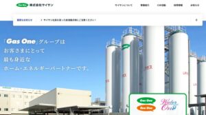 ㈱サイサン